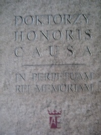 Doktorzy honoris causa. In perpetuam rei memoriam - praca zbiorowa