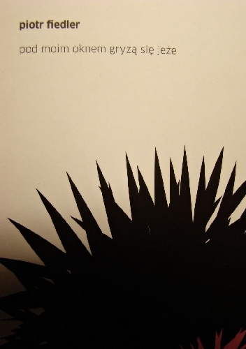 Pod moim oknem gryzą się jeże - Piotr Fiedler
