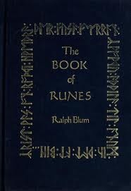 The Book of Runes: A Handbook for the Use of an Ancient Oracle: The Viking Runes - Ralph Blum